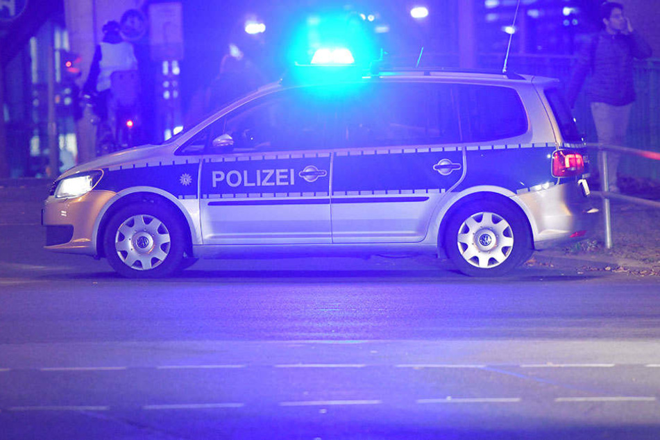 Ein 35-Jähriger ist bei seiner Flucht vor der Polizei auf den Streifenwagen aufgefahren. (Symboldbild)