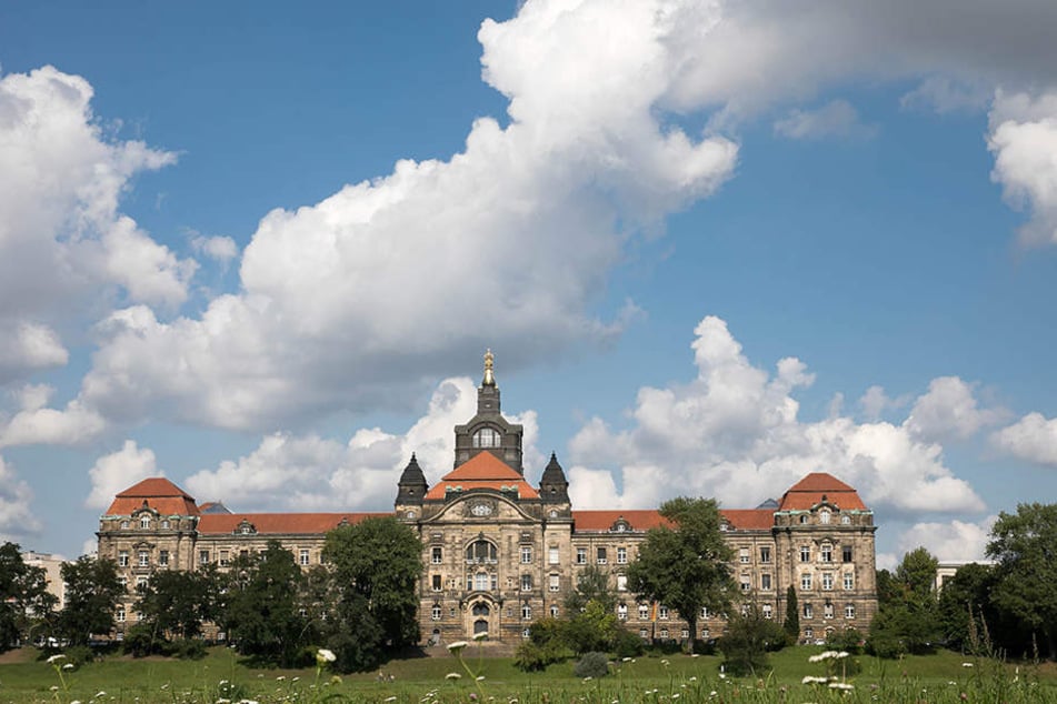Dunkle Wolken über der Staatskanzlei. Läuft alles nach (CDU-)Plan, zieht hier im
Dezember Michael Kretschmer (42) als nächster Ministerpräsident ein.