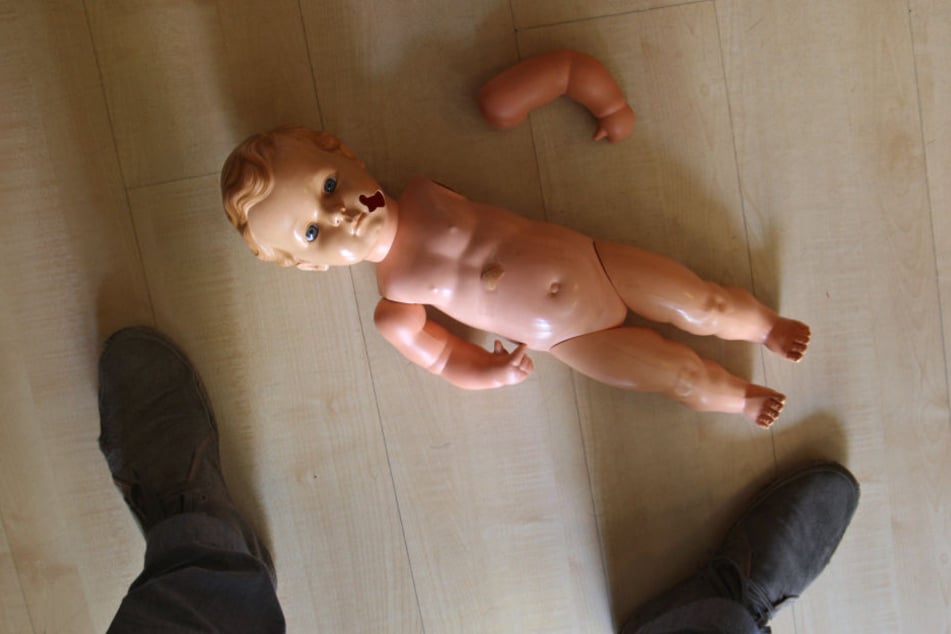 Wie konnte das Kind nur trotz Warnung der Polizei weiter bei seiner Familie wohnen bleiben?