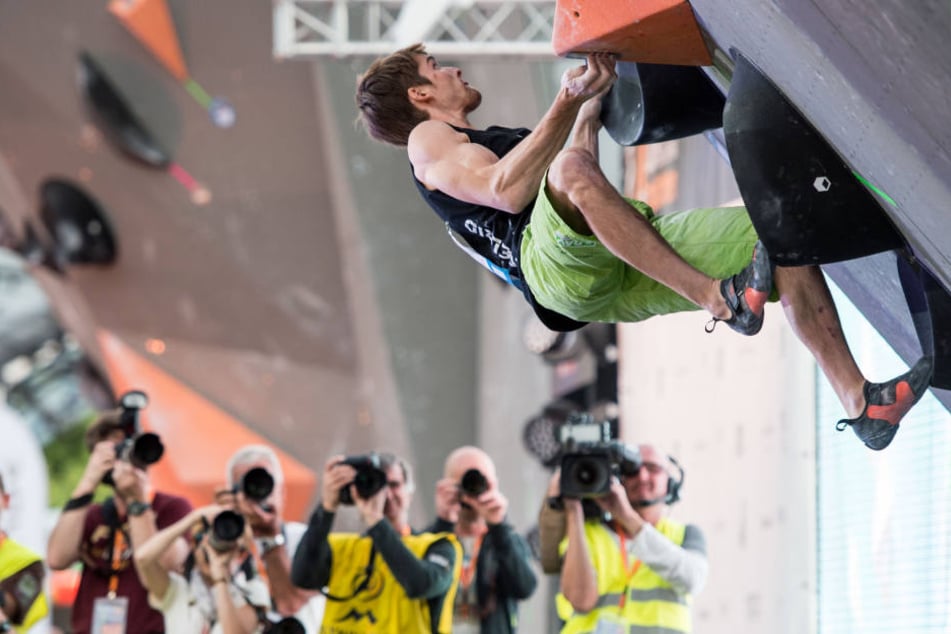 Jan Hojer (26) klettert bei der WM im Bouldern, dem Freiklettern ohne Sicherung.