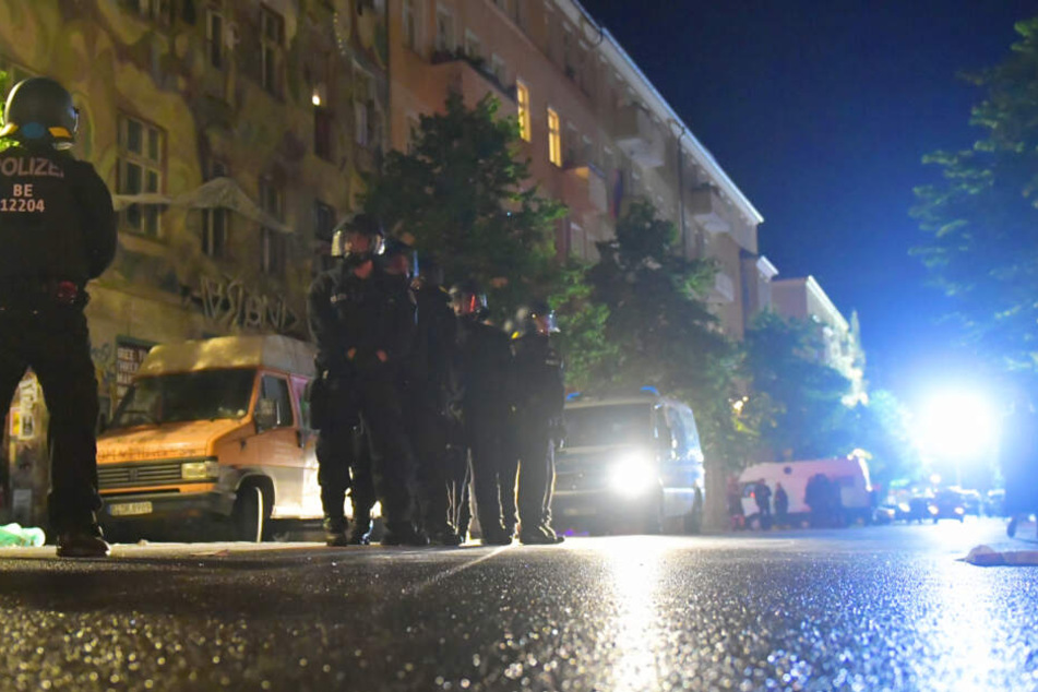 Polizisten am 1. Mai in der Rigaer Straße: Hier fand die linksradikale Demonstration "Revolutionäre 1. Mai" statt. Nun wurde in der Straße ein Mann angegriffen. (Symbolbild)