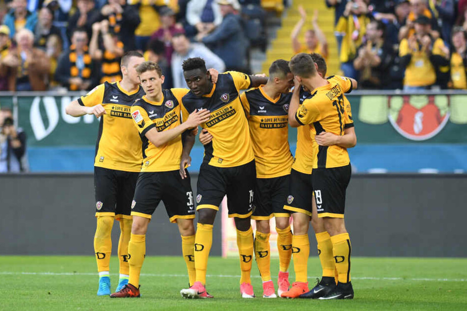 Peniel Mlapa (3.v.l.) brachte Dynamo mit seinen zwei Toren zurück ins Spiel.