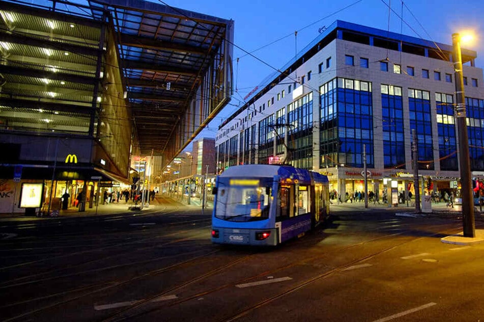 Im Chemnitzer Stadtzentrum schlug eine Jugendliche mit einer Flasche die Scheibe einer Straßenbahn ein. (Symbolbild)