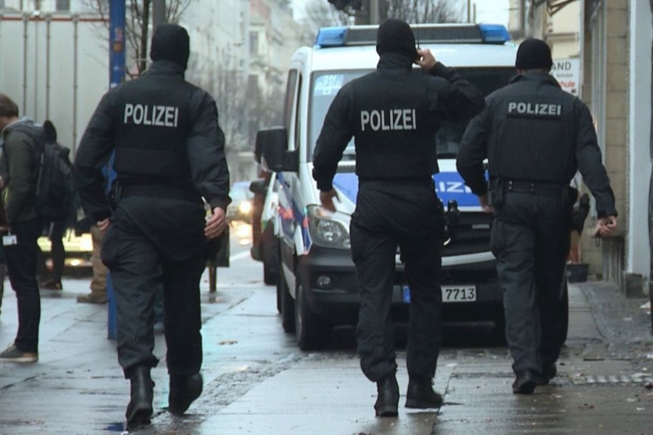 In der Alfred-Kästner-Straße beim Amtsgericht nahmen Polizisten am Dienstagmittag zwei Männer (20 und 25) fest. Einer der beiden trug eine Pumpgun bei sich. (Symbolbild)