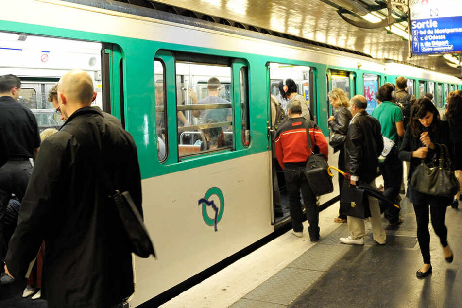 In Paris hat eine Frau ein Kind in einer S-Bahn zur Welt gebracht. (Symbolbild)