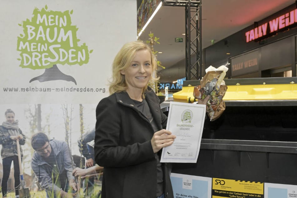 Anne Richter (43) gibt eine Plastiktüte ab, dafür wird nun ein Baum gepflanzt.