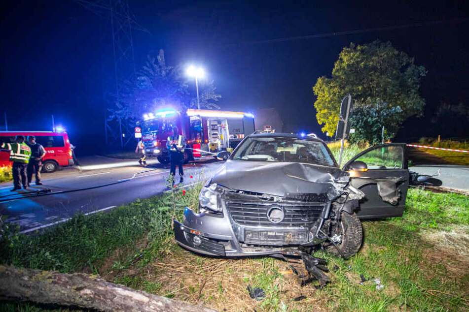 Der VW ist nach dem Unfall völlig demoliert.