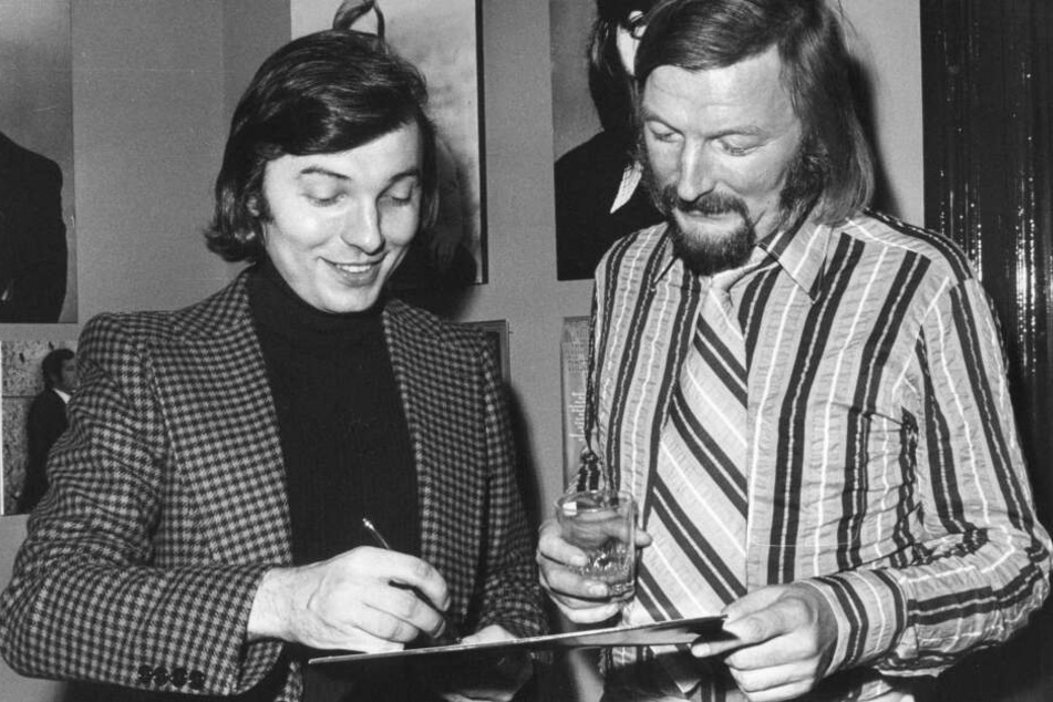 Karel Gott gibt James Last ein Autogramm.