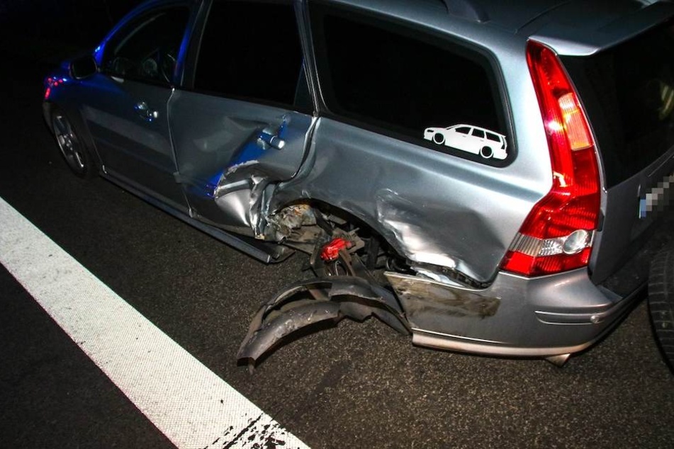Diesen Volvo-Kombi rammte der flüchtende Einbrecher auf der B96 bei Oranienburg.