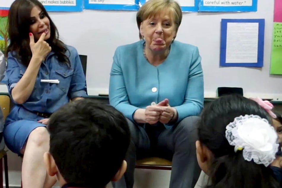 Frech streckt sie den Kindern die Zunge raus.