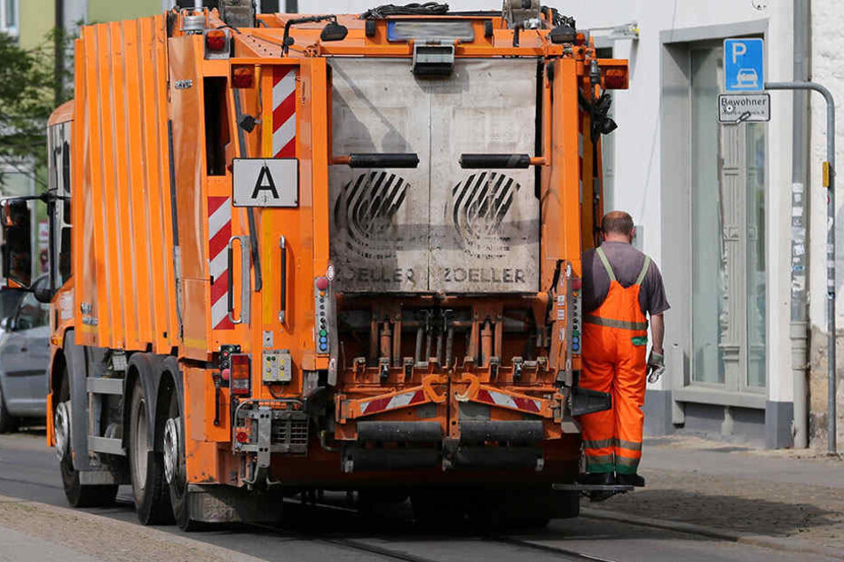 In Rohrbach kam am Montag ein Müllman bei einem Unfall ums Leben (Symbolbild)..