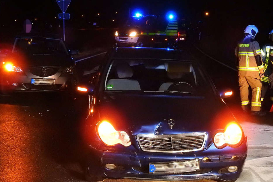 Sowohl der Mazda als auch der Mercedes waren nicht mehr fahrbereit und mussten abgeschleppt werden.