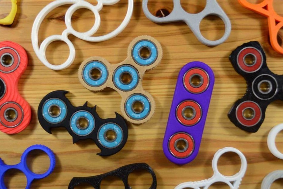 Die "Fidget Spinners" gibt es in verschiedenen Farben, Formen und Edel-Ausführungen. Wer will kann mehrere Hundert Euro für einen Kreisel hinlegen.