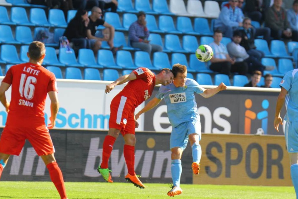 Alexander Langlitz (Lotte, l.) im Kopfballduell mit Florian Hansch (Chemnitz) , vorne Adam Straith (Lotte) und Myroslav Slavov (Chemnitz)