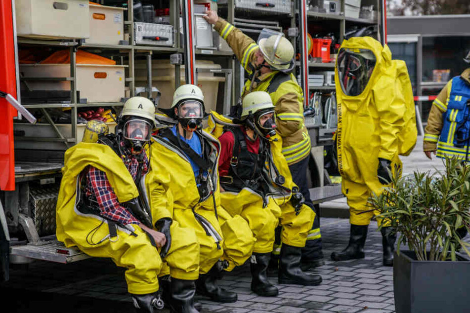 Die Feuerwehr ist mit entsprechender Schutzkleidung vor Ort.