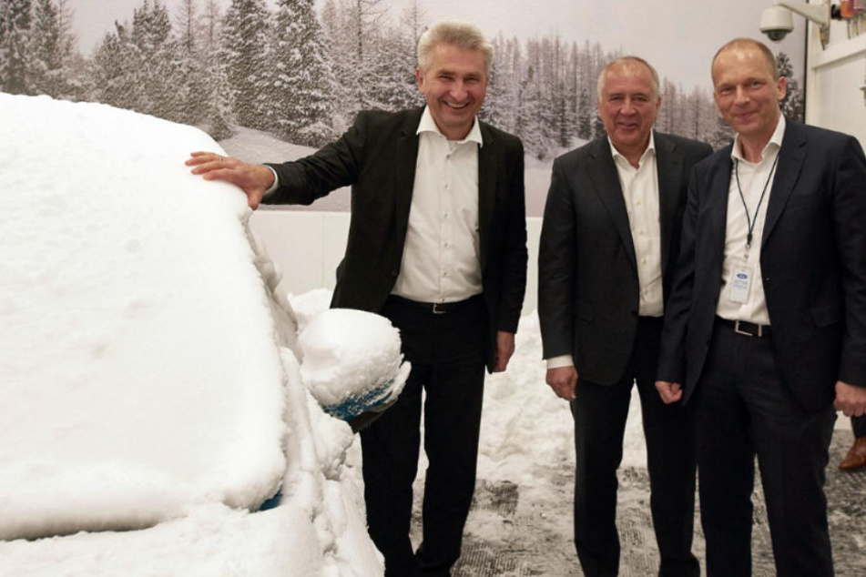 Minister Andreas Pinkwart (FDP), Gunnar Herrmann, Chef der Ford-Werke GmbH, und Jörg Beyer, Chef der Produktentwicklung in der Klimakammer.