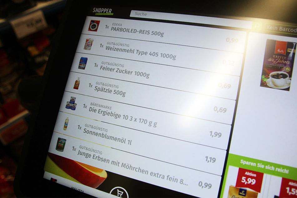 Die Einkaufsliste, die Ihr über eine spezielle "Easy Shopper"-App erstellt, wird auf dem Display am Einkaufswagen automatisch nach Laufweg sortiert.