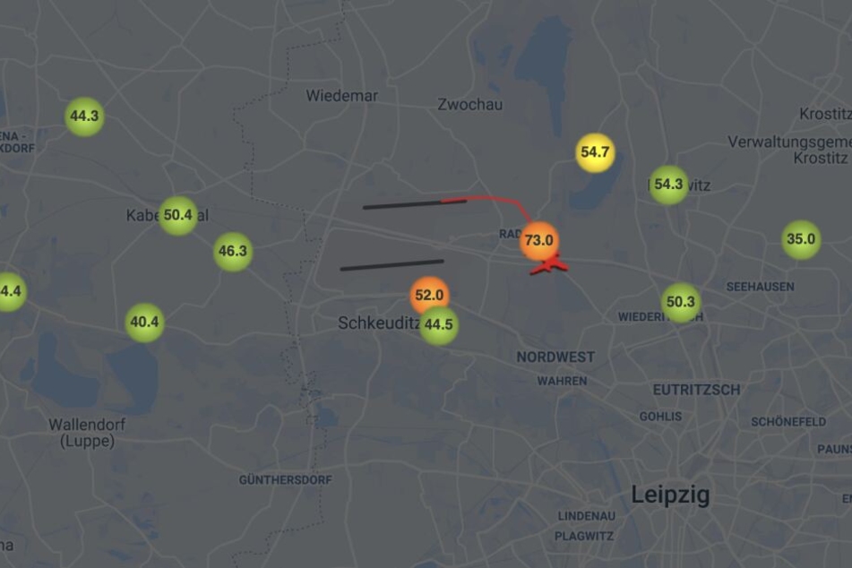 Deutlich zu sehen: Während von der nördlichen Start- und Landebahn ein Flugzeug abhebt, liegen die Messpunkte Papitz, Radefeld und Wolteritz nicht mehr im grünen Bereich.