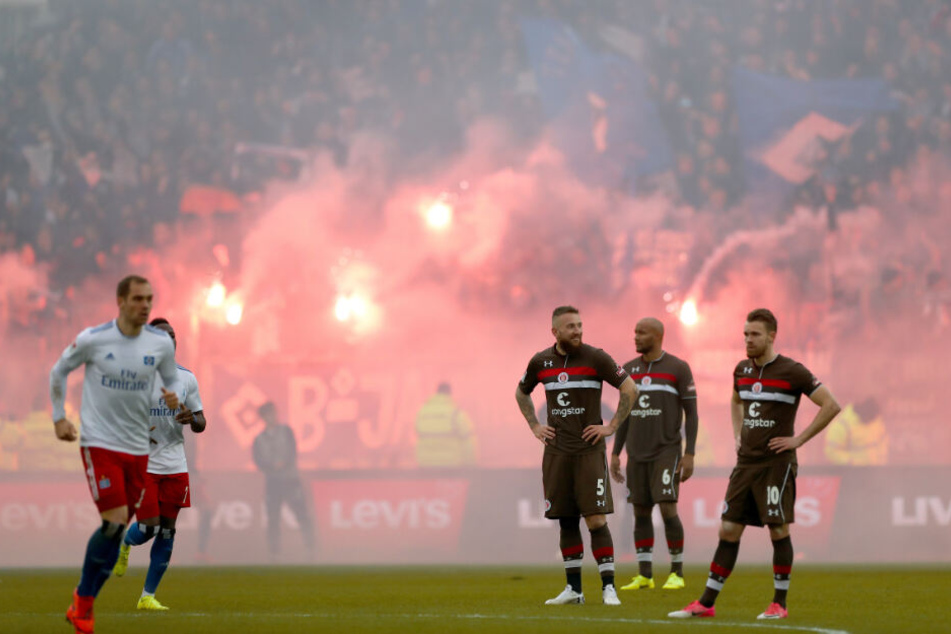 Beide Mannschaften mussten vom Platz, nachdem erneut Pyro-Technik gezündet wurde.
