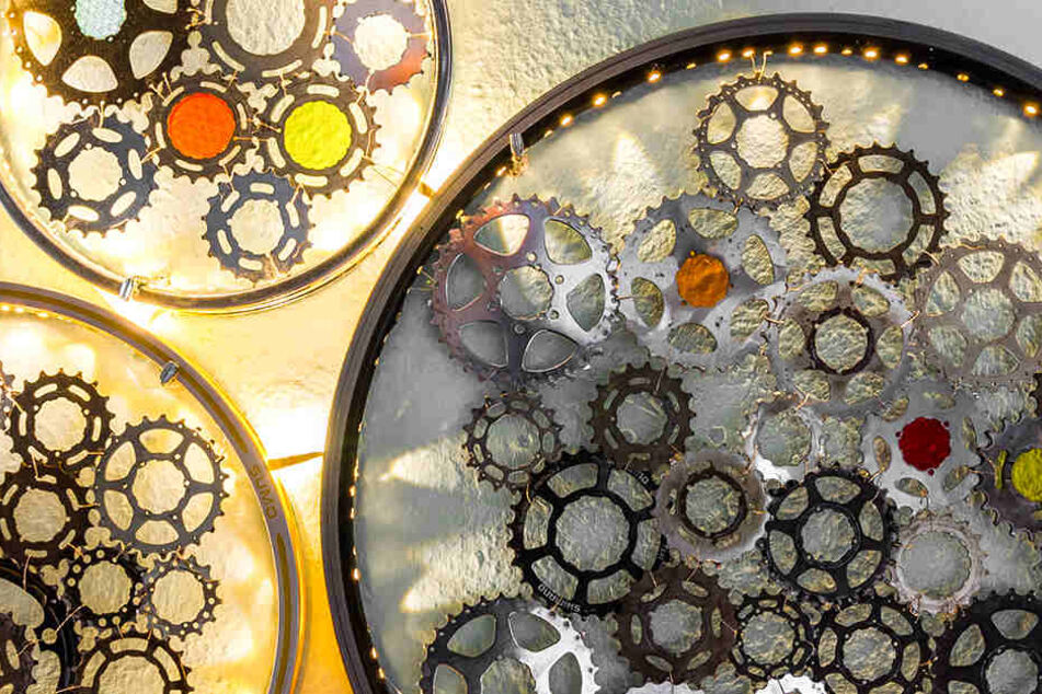 Auch die Leuchten wurden aus Recycling-Materialien entworfen.