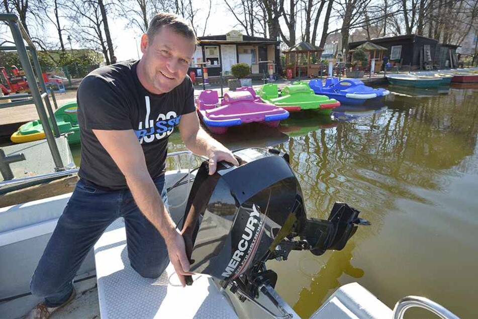 Der Chef packt mit an: Gondelstation-Betreiber Falko Hirsch (45) macht zum Saisonbeginn ein Motorboot startklar.