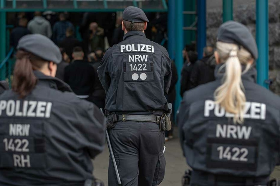 Die Polizei musste an der Schule wegen bewaffneter Personen anrücken (Symbolbilder).