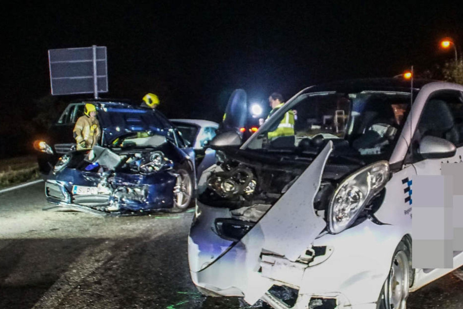 Der Smart-Fahrer musste mit leichten Verletzungen ins Krankenhaus gebracht werden.