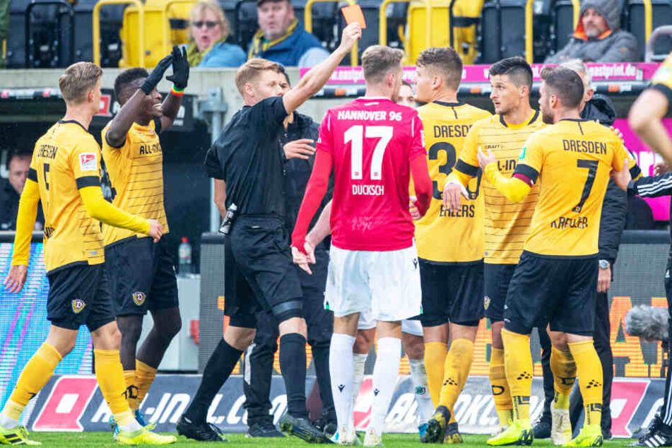 5. Oktober 2019, Dynamo gegen Hannover: Nach einer Tätlichkeit zeigt Schiri Christian Dingert dem nach mehr als zwei Monaten erstmals wieder von Beginn an spielenden Niklas Kreuzer (Nr. 7) Rot - der absolute Tiefpunkt für den Sünder.
