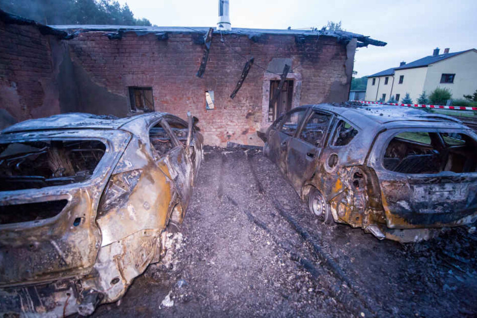Weder die Autos noch das Nebengebäude konnten gerettet werden.