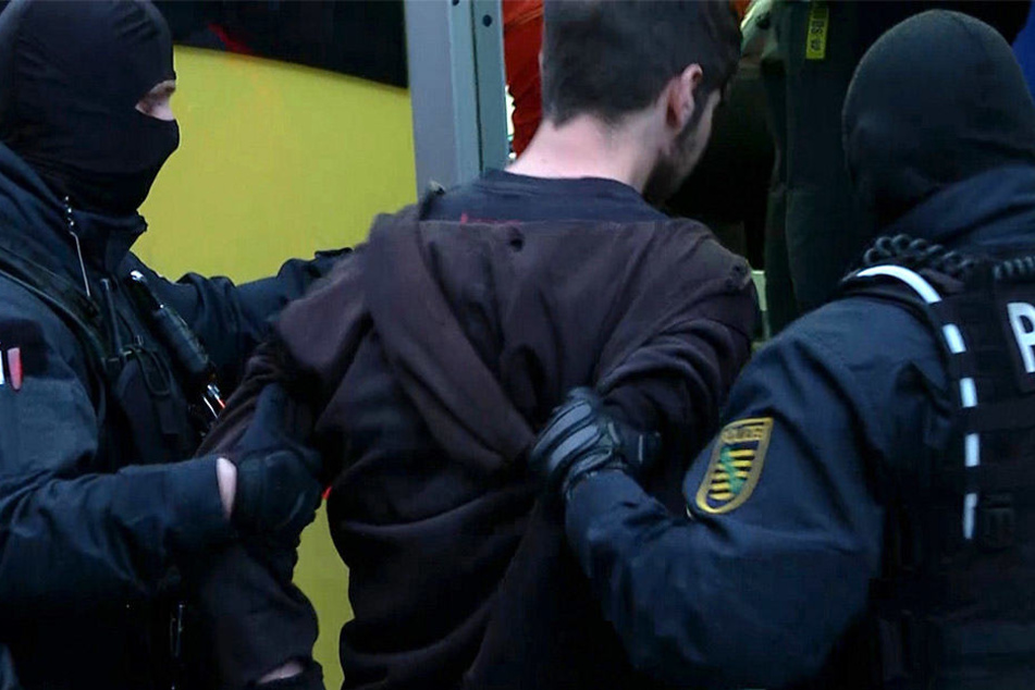 SEK-Einsatzkräfte führen den Täter ab, der überwältigt werden konnte.