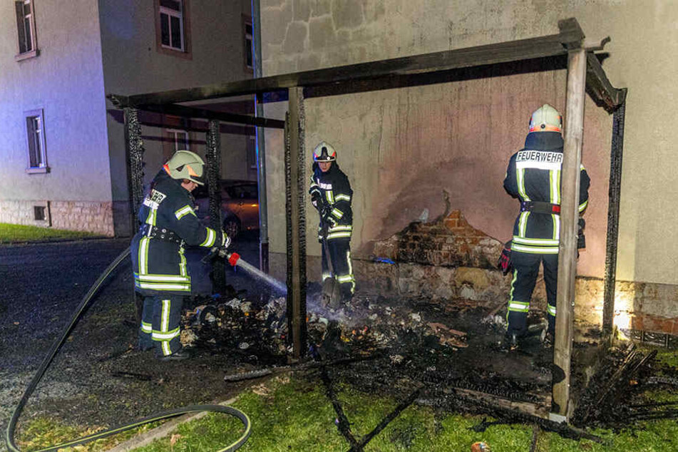 Neben dem Heim entfachte ein Feuer am Müllbehälterplatz.