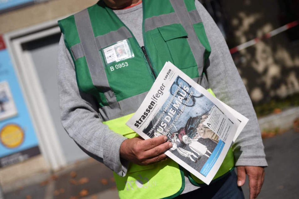 Zeitungsaussteller Rüdiger Pemmerl trägt die neue Weste für Verkäufer der Obdachlosenzeitung "Strassenfeger".
