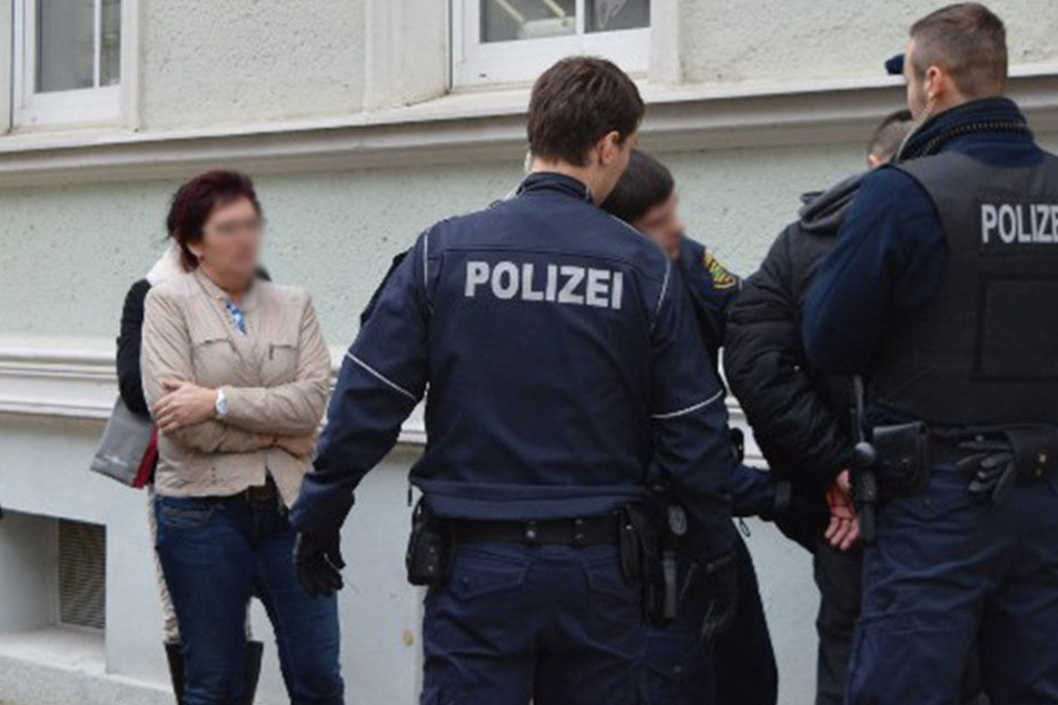 Mithilfe von beherzten Passanten, konnte der Juwelendieb am Samstagmittag von der Polizei festgenommen werden.