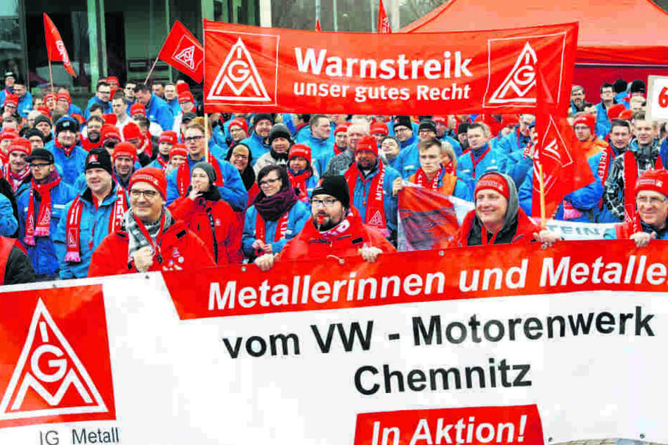 Einer der ersten Warnstreiks legte die Frühschicht im VW-Motorenwerk lahm.