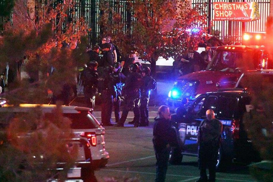Einsatzkräfte stehen vor einem Einkaufszentrum der "Walmart"-Kette