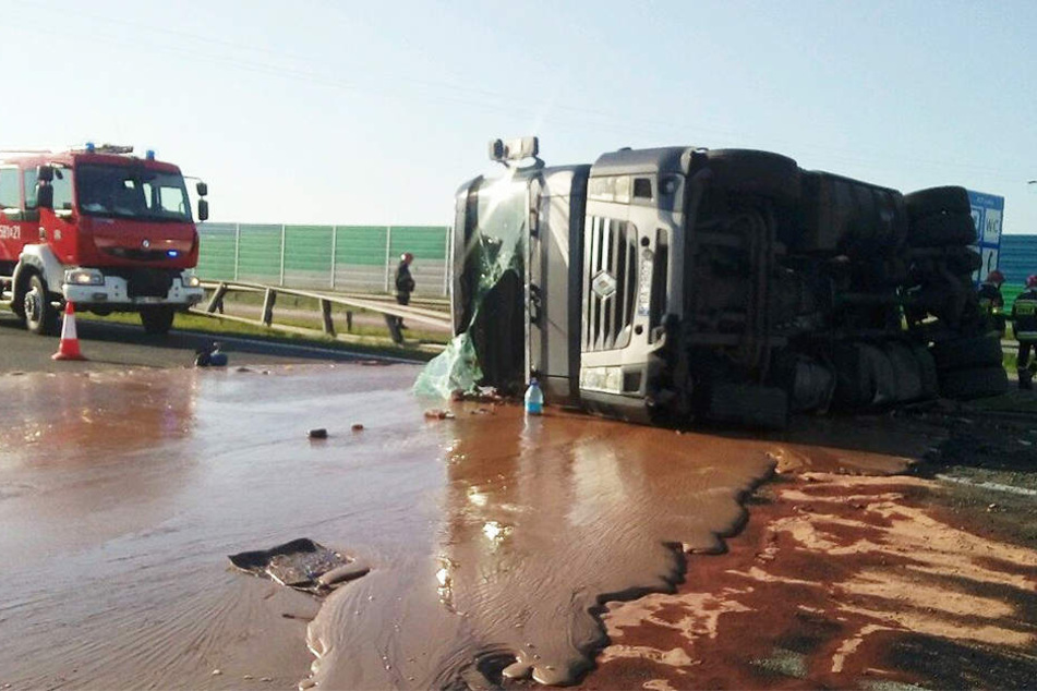 Der umgestürzter Tanklastzug hinterließ tausende Liter Schokolade auf der Fahrbahn.