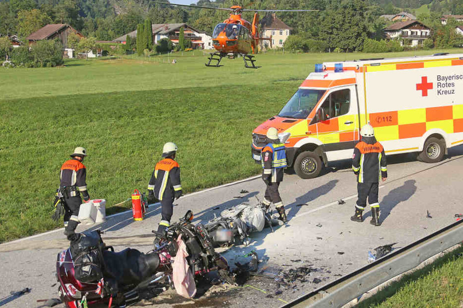 Die beiden Motorräder wurden bei dem Unfall völlig zerstört.