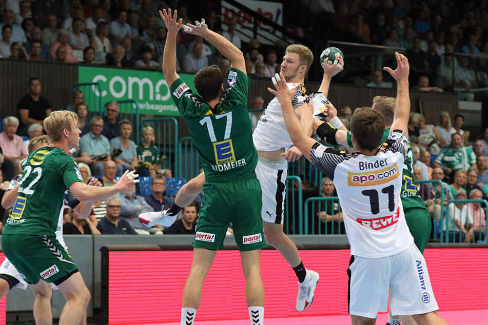 Philipp Weber (SC DHfK Leipzig, 20) gegen Sören Südmeier (GWD Minden, 17) und Magnus Gullerud (GWD Minden, 21).