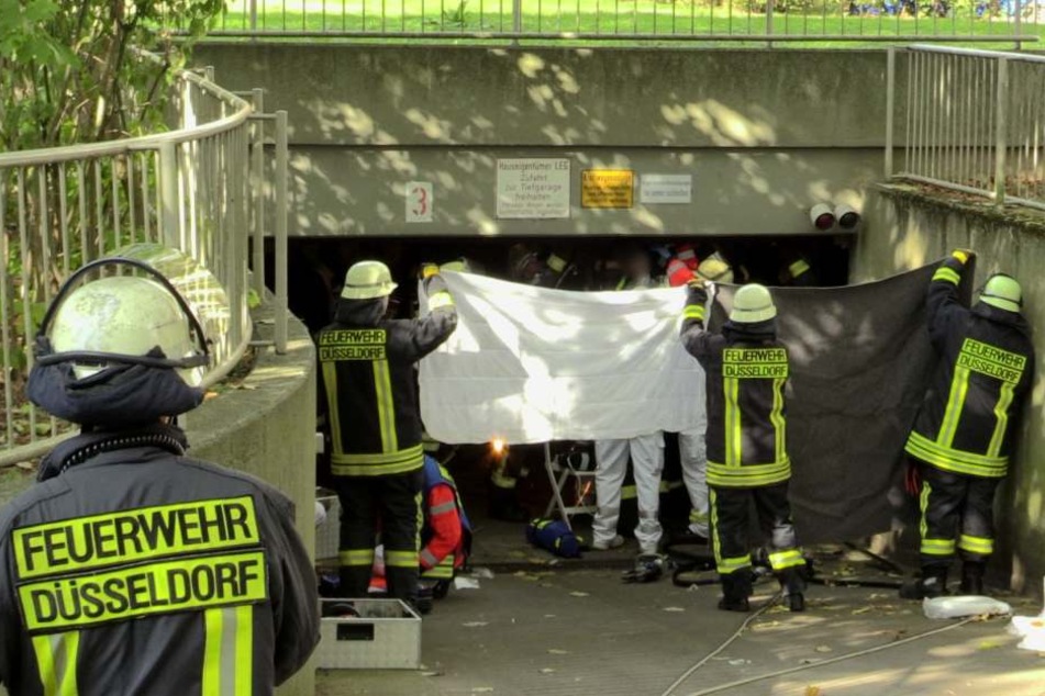 Die Feuerwehr und Sanitäter halfen dem Jungen aus seiner misslichen Lage.