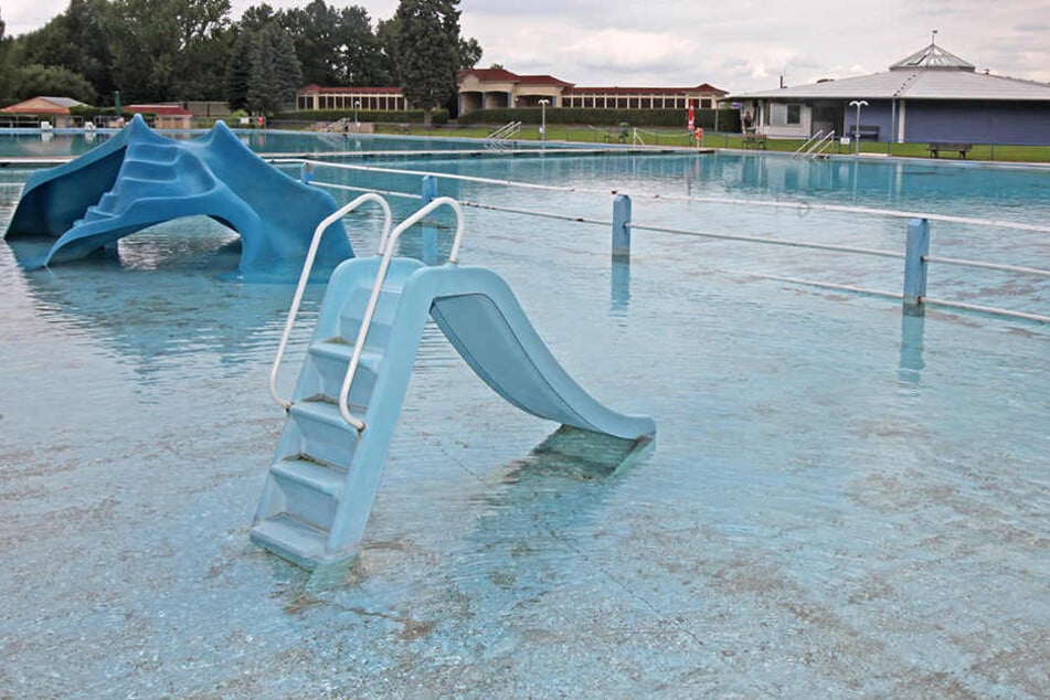 Die Kinderrutschen im Crossener Freibad: Beiden droht aufgrund von Altersschäden das baldige Aus. Ein Ersatz ist teuer.