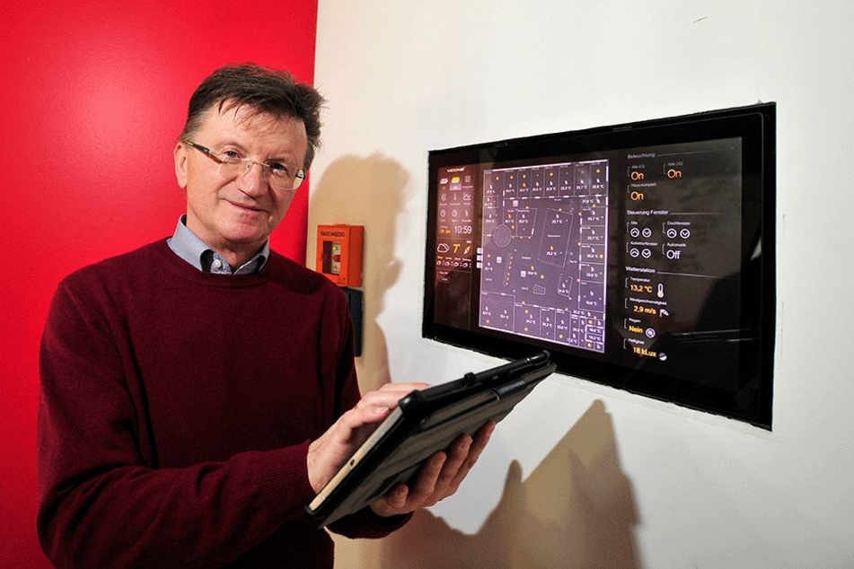 Elektroinnungs-Chef Robby Drechsel (61) zeigt auf der Baumesse, wie sich mit smarter Technik Gebäude steuern lassen.