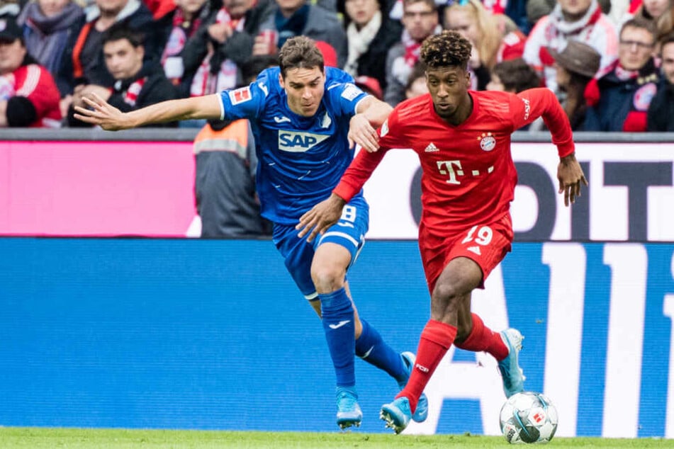Robert Skov von Hoffenheim (l.) und Kingsley Coman vom FC Bayern München im Zweikampf um den Ball.