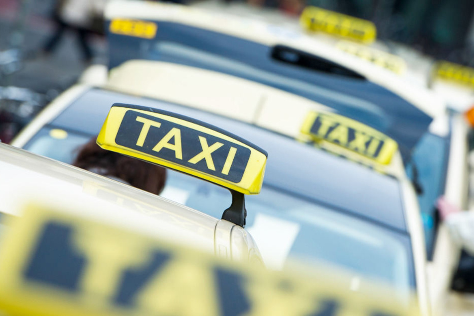 Mit ihren Fahrzeugen protestieren Taxifahrer in Hamburg. (Symbolfoto)