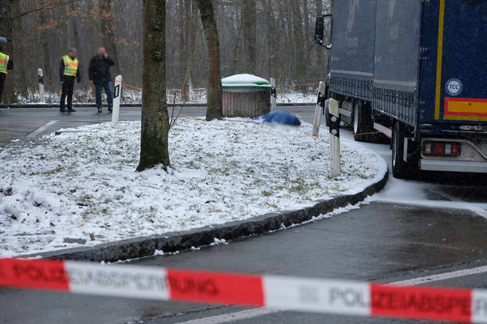 Der tote Trucker wurde neben seinem Lkw gefunden.