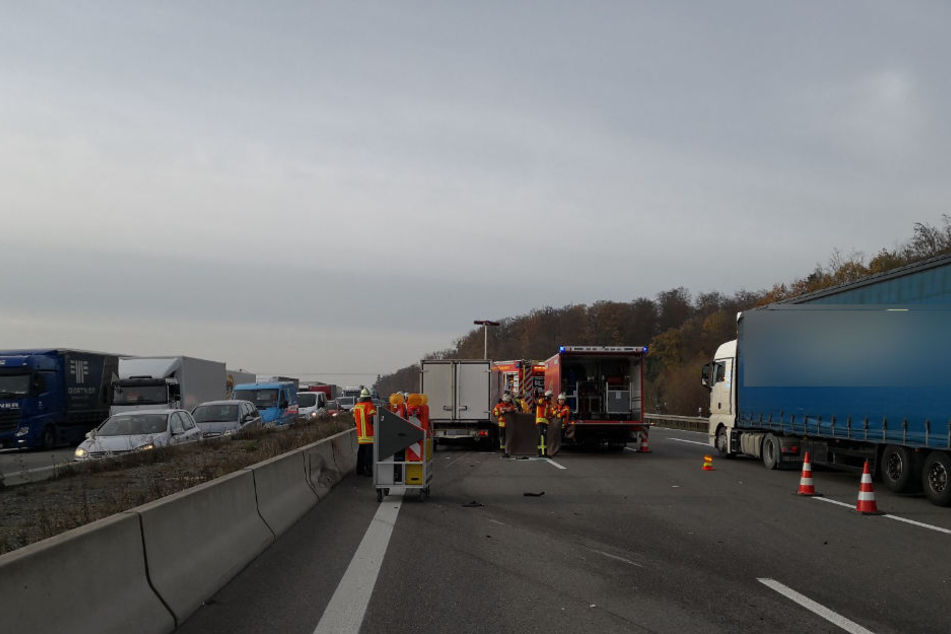 Die linke und die mittlere Spur der A6 ist derzeit gesperrt.