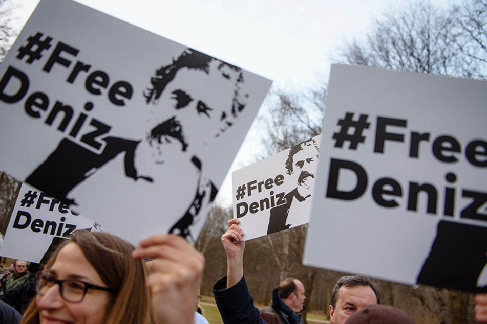 Seit Februar macht die Initiative zu verschiedenen Protestaktion auf die Inhaftierung Yücel aufmerksam. Dieser sitzt seit Ende Februar wegen angeblicher Terrorpropaganda und Volksverhetzung in türkischer U-Haft.