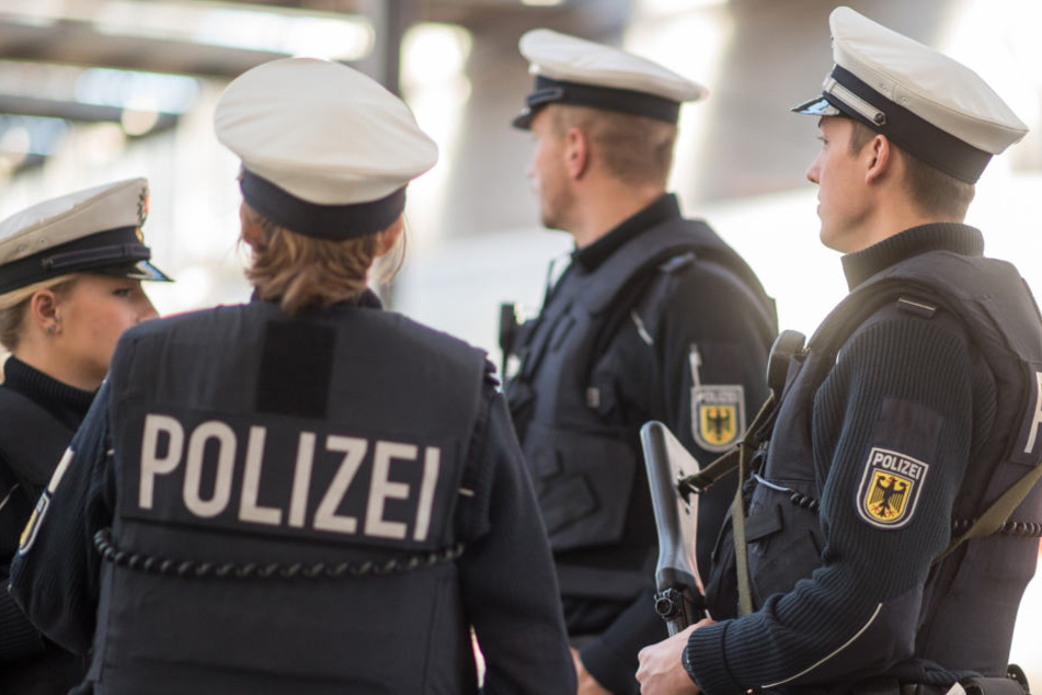 Bundespolizisten wurden am Hauptbahnhof Halle von einem Pöbler bespuckt. (Symbolbild)