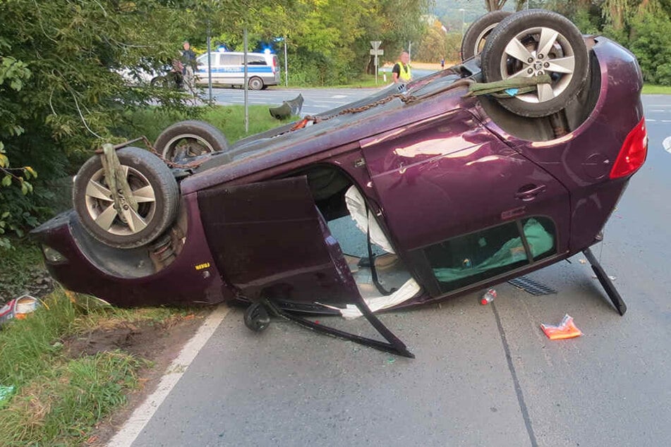 Der Skoda landete nach dem Überschlag auf dem Dach.