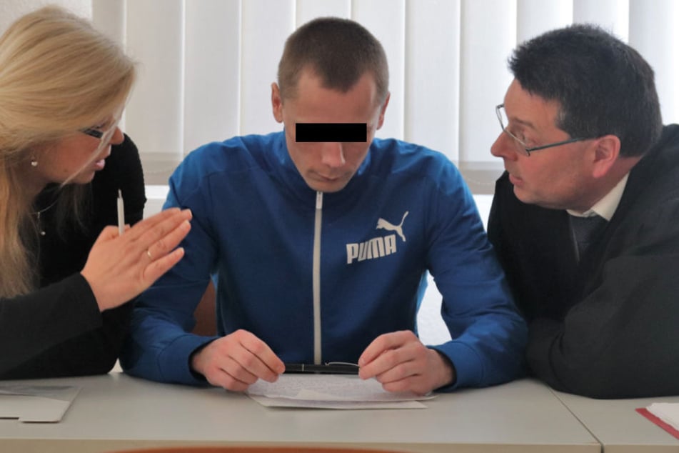 Der Verurteilte Arturas Pocius wird von seinen Anwälten beraten.