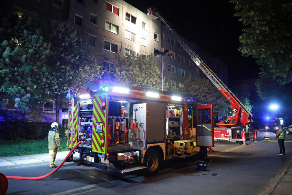 Mehrere Einsatzkräfte löschten das Feuer im Obergeschoss.